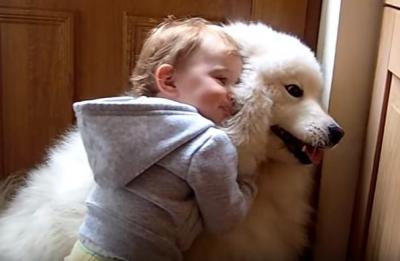 たまらなく可愛い!フワフワ犬と女の子